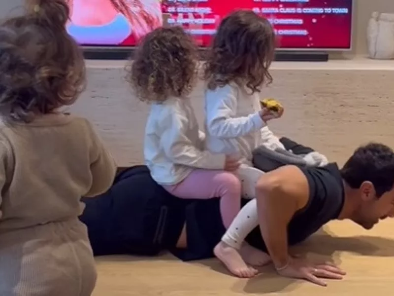 Σάκης Τανιμανίδης: Πόσα push ups μέτρησε με τις κόρες του στην πλάτη;