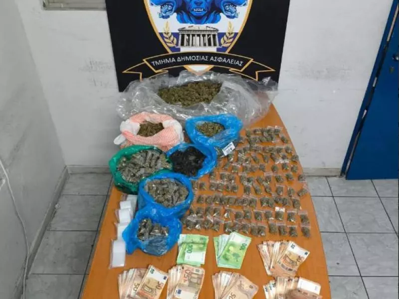 Συμμορία διακινούσε ναρκωτικά σε σχολεία - Ευρήματα