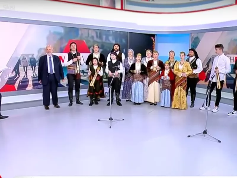 Παραμονή Χριστουγέννων στον ΣΚΑΪ: Με ποντιακά κάλαντα και χορό η έναρξη του «Σήμερα»