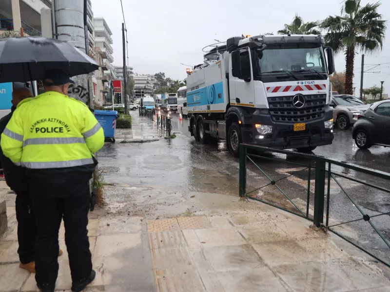 Άλιμος: Γέμισε ξανά λύματα η παραλιακή 