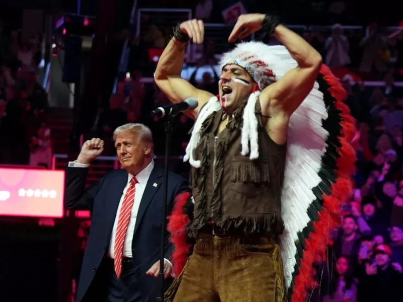 YMCA: Ο Τραμπ χορεύει YMCA στη σκηνή με τους Village People - Βίντεο