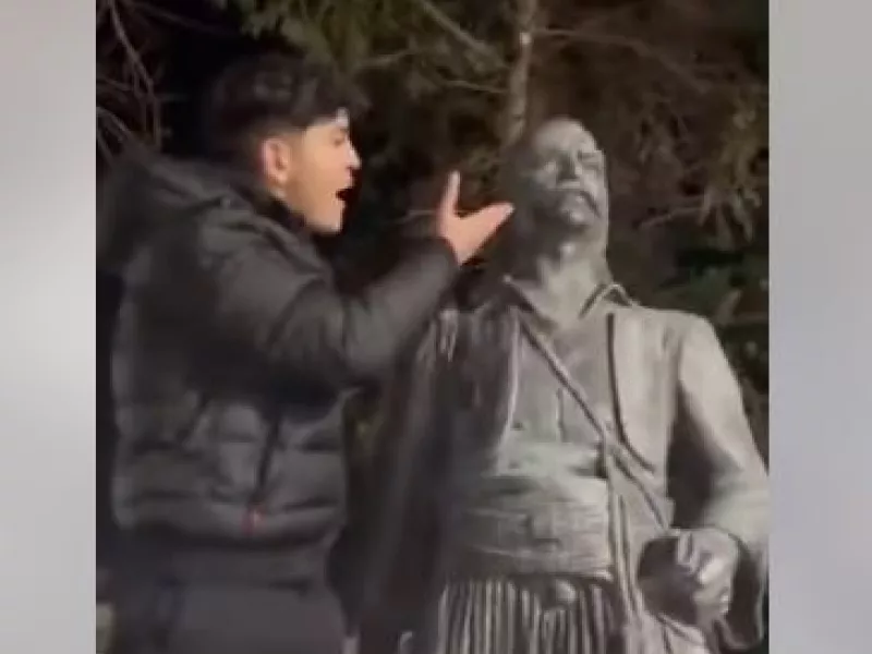 Άγαλμα βανδαλισμος