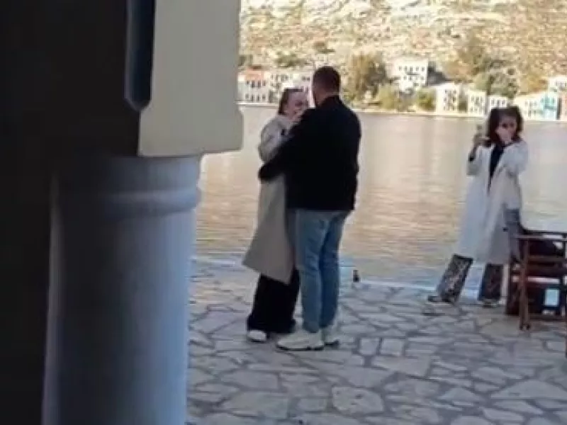 Viral η πρόταση γάμου Τούρκου νεαρού στην Ελληνίδα κοπέλα του, στο Καστελόριζο