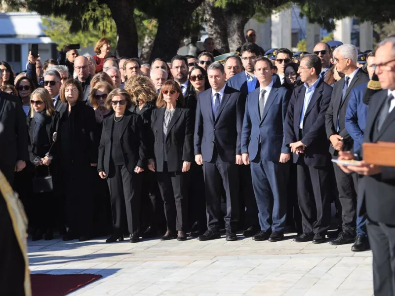 Κώστας Σημίτης: Συγκίνηση και «Αθάνατος» στο Α’ Νεκροταφείο - Δείτε βίντεο, φωτογραφίες 
