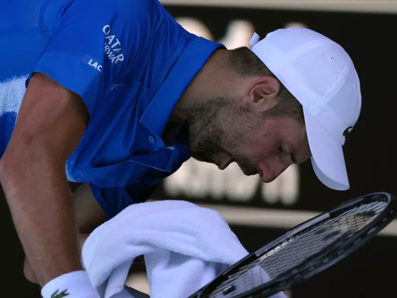 Australian Open: Εγκατέλειψε τραυματίας τον ημιτελικό με Ζβέρεφ ο Τζόκοβιτς