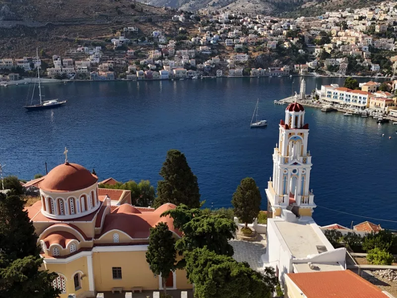  Happy Traveller στη Σύμη: Κυριακή 2 Φεβρουαρίου στις 16.50, στον ΣΚΑΪ