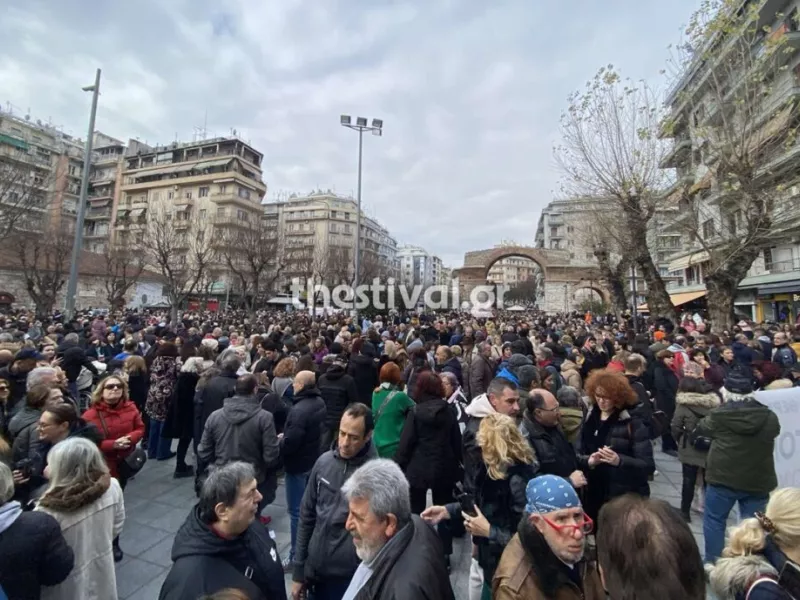 Θεσσαλονίκη: Πλήθος κόσμου στη συγκέντρωση για την τραγωδία των Τεμπών