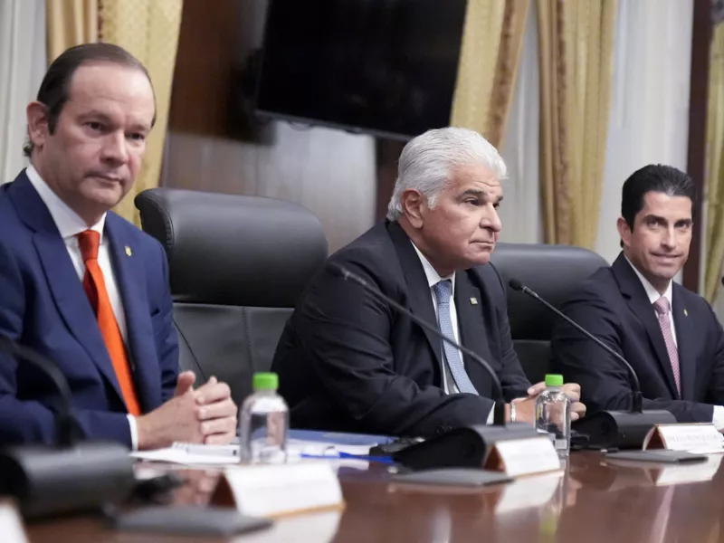 Ο Πρόεδρος του Παναμά Χοσέ Μουλίνο, κεντρικός, και ο υπουργός Εξωτερικών Χαβιέρ Μαρτίνεζ-Ατσα, συναντήθηκαν με τον υπουργό Εξωτερικών των ΗΠΑ Μάρκο Ρούμπιο στο προεδρικό μέγαρο στην Πόλη του Παναμά, Κυριακή, 2 Φεβρουαρίου 2025