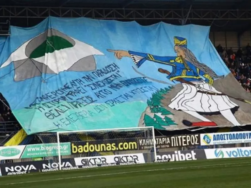 Το coreo των οπαδών του Asteras AKTOR με Κολοκοτρώνη και στίχους του ράπερ «Εθισμού»