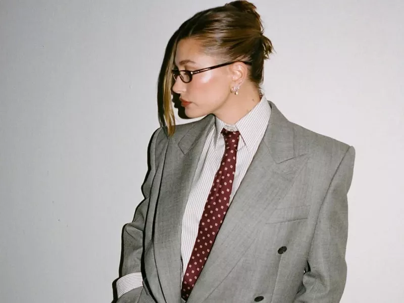 Η Hailey Bieber και η γιαγιά σου λατρεύουν αυτή την cozy χειμωνιάτικη τάση