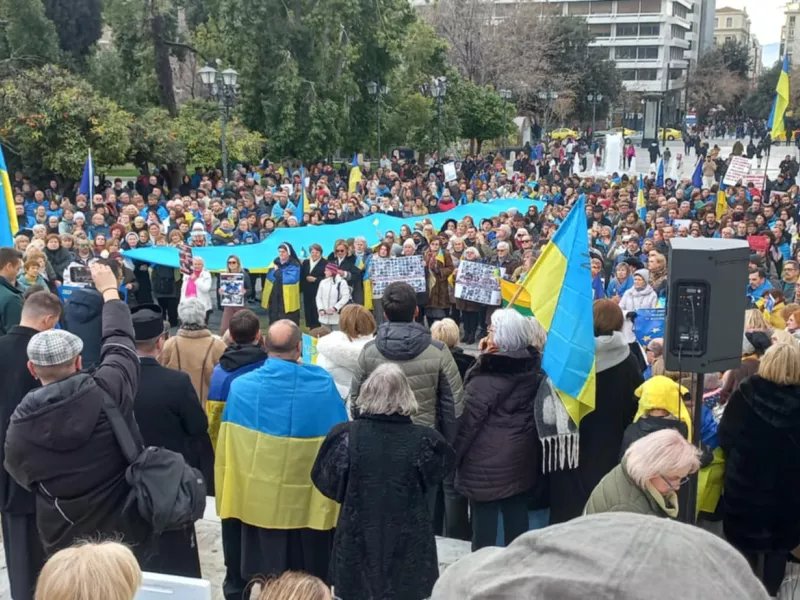 Σύνταγμα: Μεγάλη συγκέντρωση για την 3η επέτειο από τη ρωσική εισβολή στην Ουκρανία