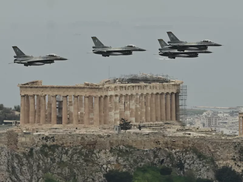 Bloomberg: Η Ελλάδα δίνει μαθήματα στην Ευρώπη για τις αμυντικές δαπάνες