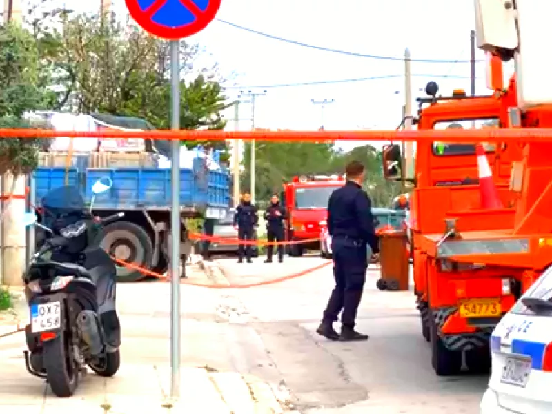 Βούλα: Ένας εργάτης τραυματίας, όταν γερανοφόρο ακούμπησε σε καλώδια