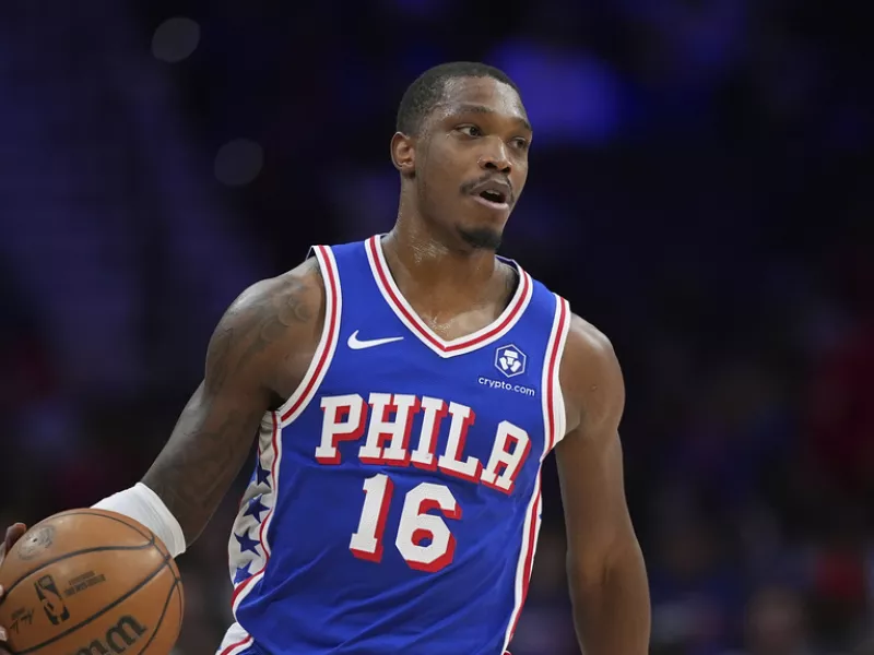 NBA: Χτύπησε άσχημα στο κεφάλι κι εγκατέλειψε τον αγώνα των Σίξερς ο Λόνι Γουόκερ