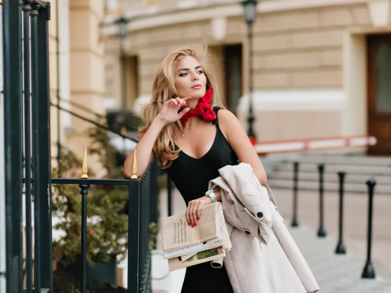 Μικρές λεπτομέρειες που κάνουν ένα απλό outfit να δείχνει ακριβό