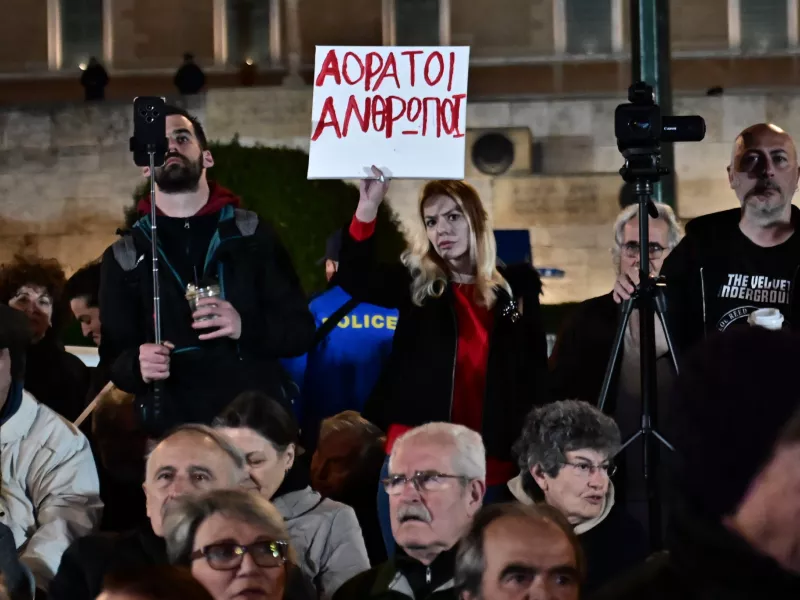 Νυχτερινή διαμαρτυρία συνταξιούχων μπροστά από την Βουλή
