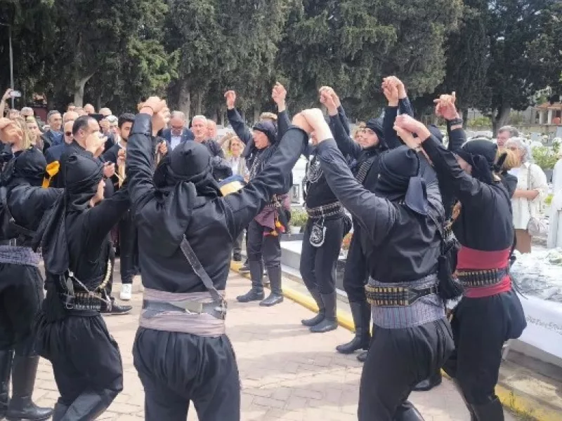 Καλαμαριά: Aναβίωσε το Ταφικό Έθιμο στα Κοιμητήρια 
