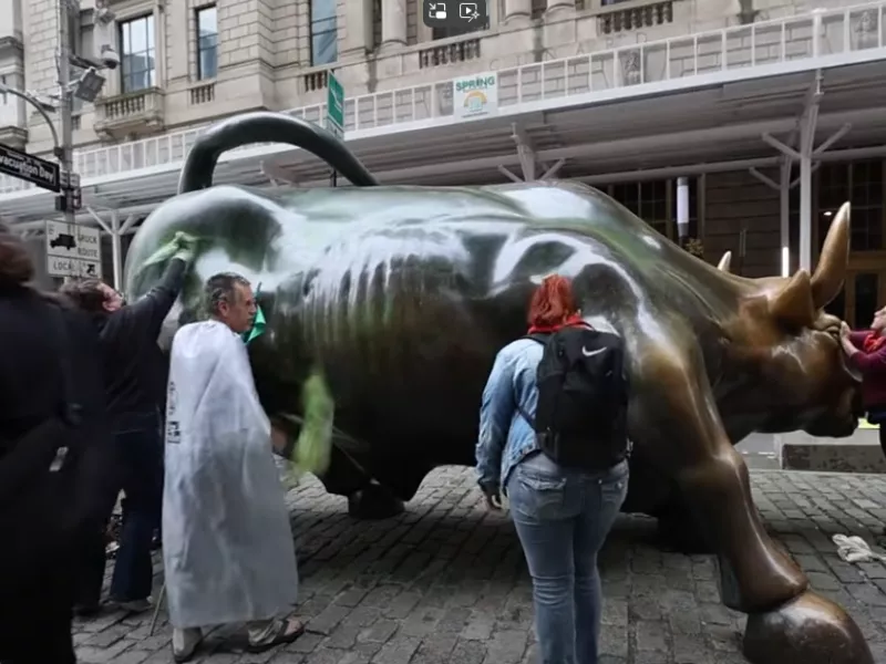 Εβαψαν με γκράφιτι τον ταύρο της Wall Street- Τον καθάρισαν μόλις ήρθε αστυνομία