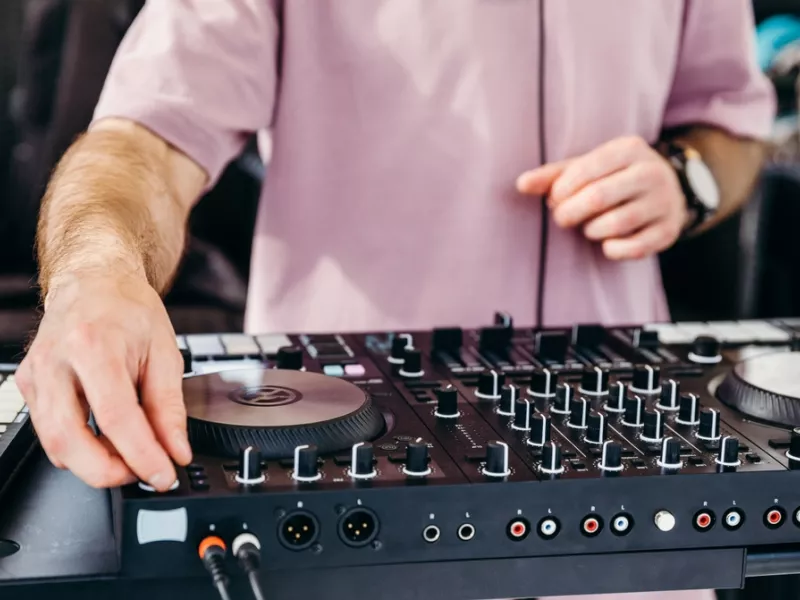 DJ