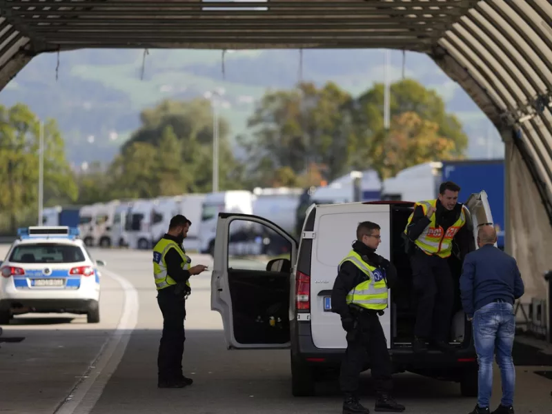 Περιπολικό και έλεγχος αστυνομίας