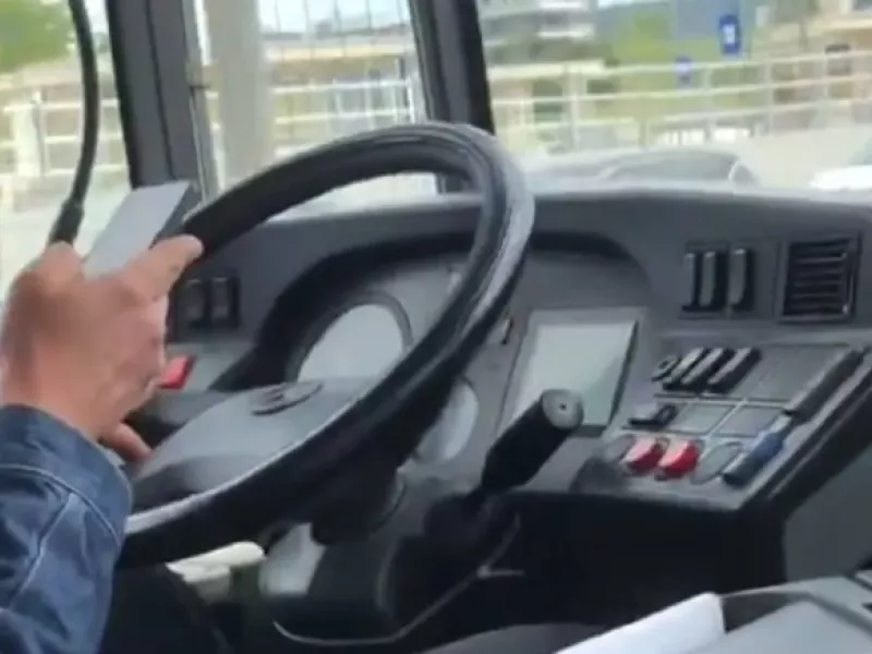 Όπως προκύπτει από τα πέντε βίντεο, συνέχισε να ασχολείται με το κινητό σχεδόν για όλη τη διάρκεια της διαδρομής, έως τον τερματικό σταθμό