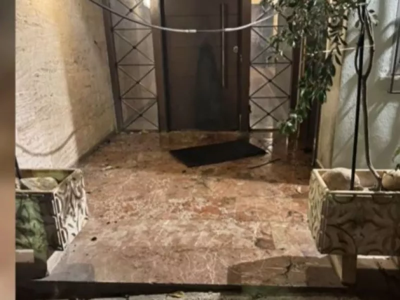 έκρηξη στην είσοδο του Χρήστου Παπαδημητρίου