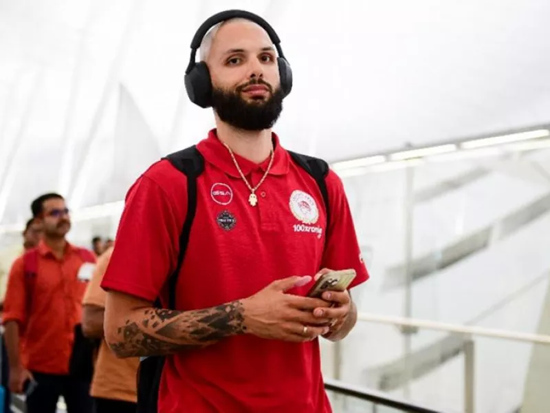 Ολυμπιακός: Η παρακάμερα της «ερυθρόλευκης» άφιξης με άρωμα Ανατολής στο Άμπου Ντάμπι