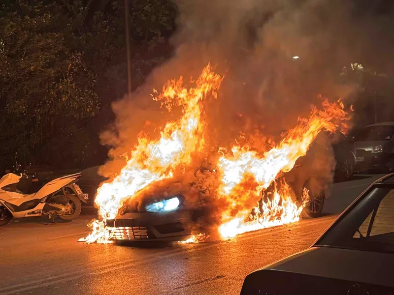 Παγκράτι: Φωτιά σε αυτοκίνητα