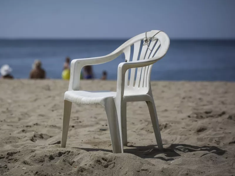 πλαστικη καρεκλα παραλία