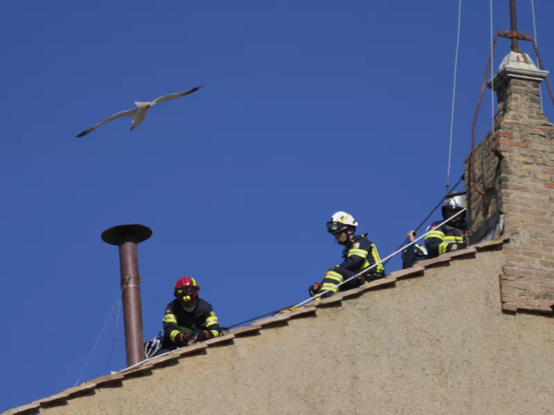 Ρώμη: Τοποθετήθηκε η καμινάδα για την παπική εκλογή στην οροφή της Καπέλα Σιξτίνα