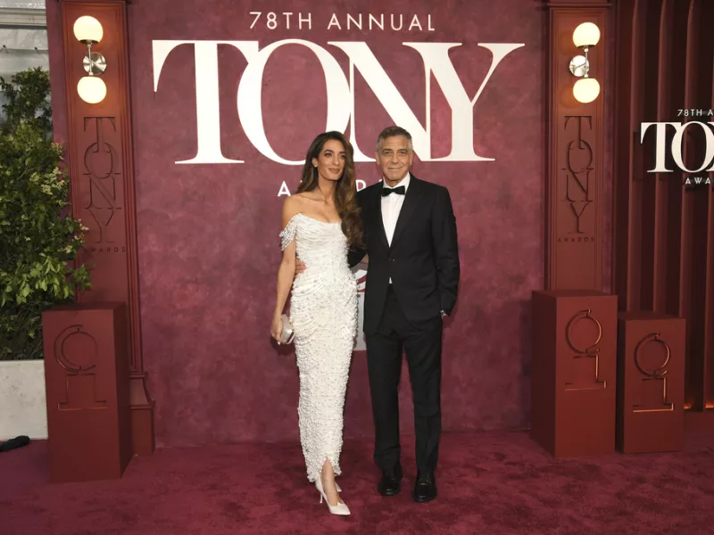  George Clooney: Eντυπωσιακή εμφάνιση με την Amal στο πλευρό του