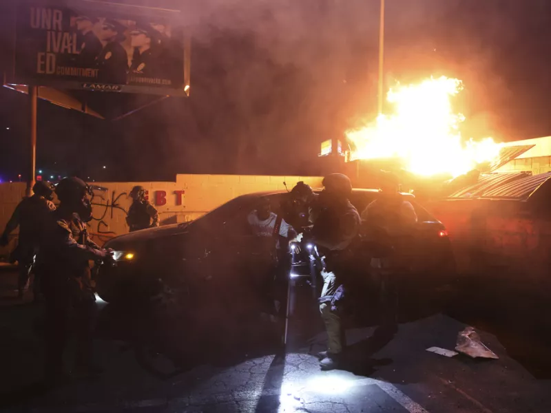 Ταραχές στο Λος Άντζελες: Η πρόεδρος Σέινμπαουμ καταδικάζει τη βία