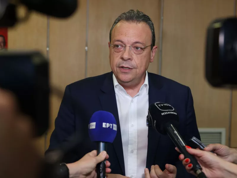 Φάμελλος κατά Πλεύρη: «Στέλεχος του ΛΑΟΣ που ζητούσε νεκρούς πρόσφυγες»