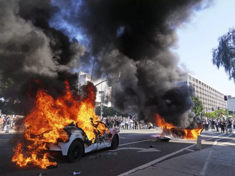 Αυταρχική παρέκκλιση του Τραμπ στην Καλιφόρνια; 