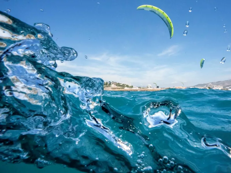 kitesurfing 