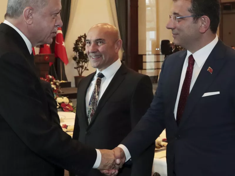 Συνολικά εκδόθηκαν 157 εντάλματα σύλληψης, μεταξύ των οποίων και εκείνο που αφορά τον τέως δήμαρχο.