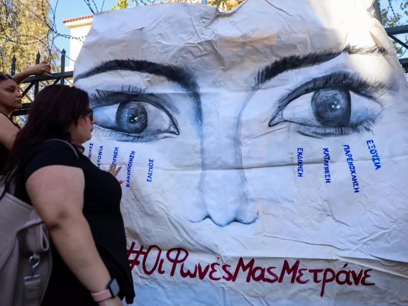 Κυριακή Γρίβα: Ένταση στη δίκη, μπουκάλι πέταξε ο συνήγορος, φυγαδεύτηκε ο κατηγορούμενος