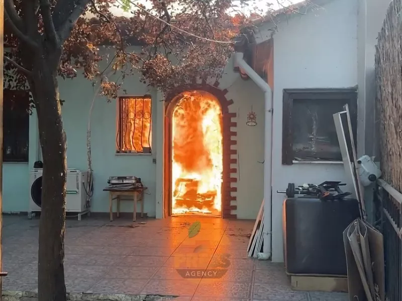 Καίγονται σπίτια στη φωτιά Δροσοπηγής - Κρυονερίου