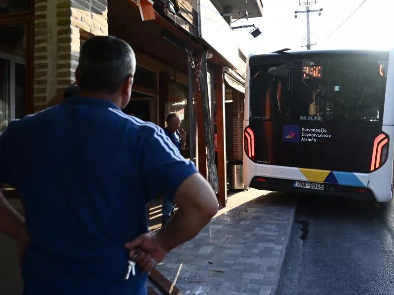 Μενίδι: Λεωφορείο έπεσε σε κολώνα δίπλα σε ψησταριά