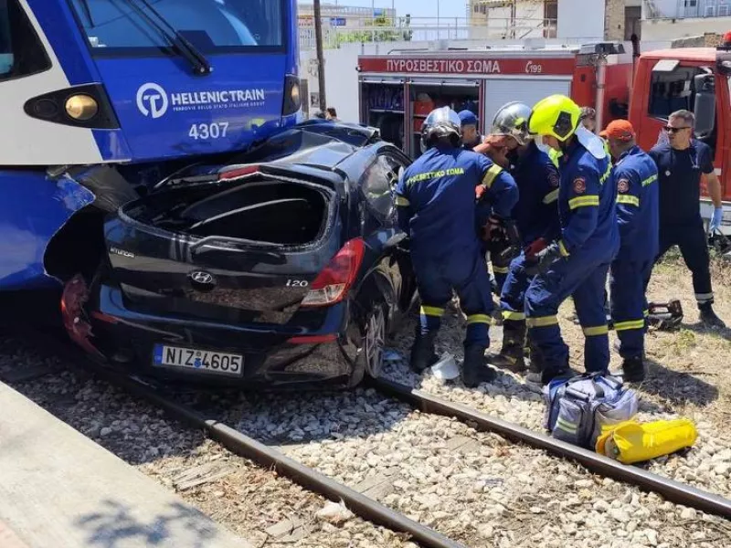 Πάτρα - Σύγκρουση συρμού του Προαστιακού με αυτοκίνητο