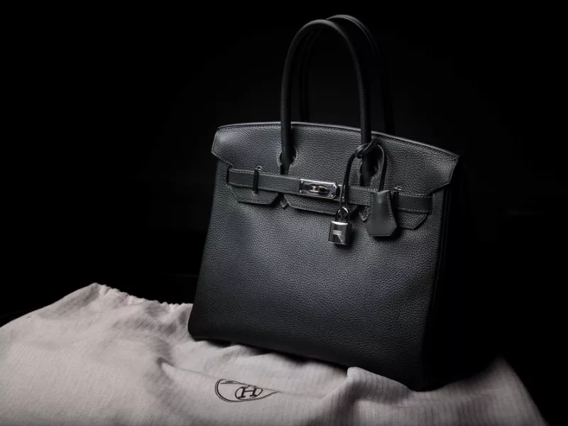 Hermes: Η πρώτη τσάντα Birkin πωλήθηκε 8,5 εκατ.ευρώ σε δημοπρασία