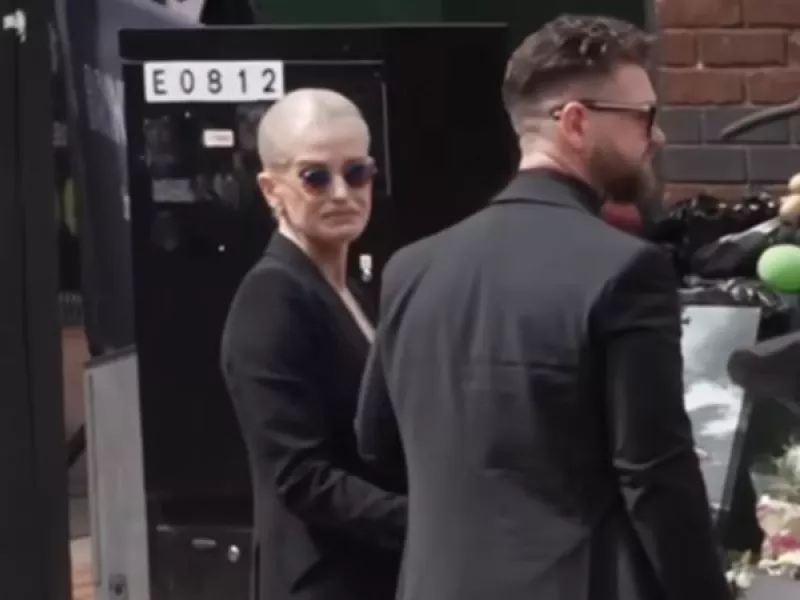Kelly Osbourne: To «αγαπημένο παιδί» του Ozzy με τα γυαλιά του στην κηδεία
