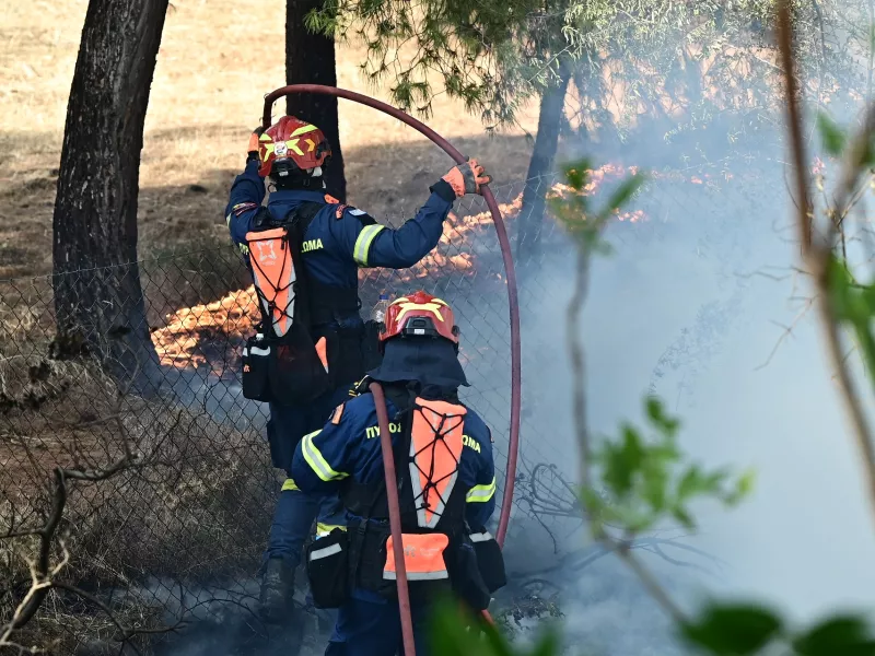 Φωτιά: Πολυμέτωπη μάχη με τις φλόγες το μεσημέρι