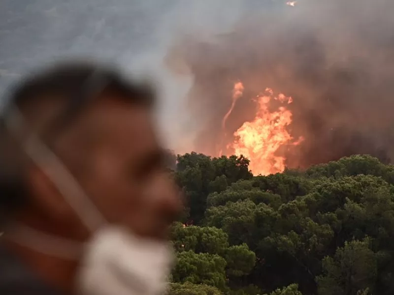 Φωτιά στην Κερατέα: Συγκλονιστικά φωτογραφικά καρέ από το μέτωπο της καταστροφής