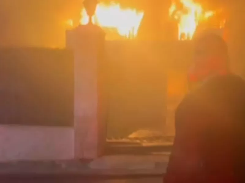 Εκτός ελέγχου η φωτιά στην Κερατέα: Σπίτι καίγεται στο Καταφύγι