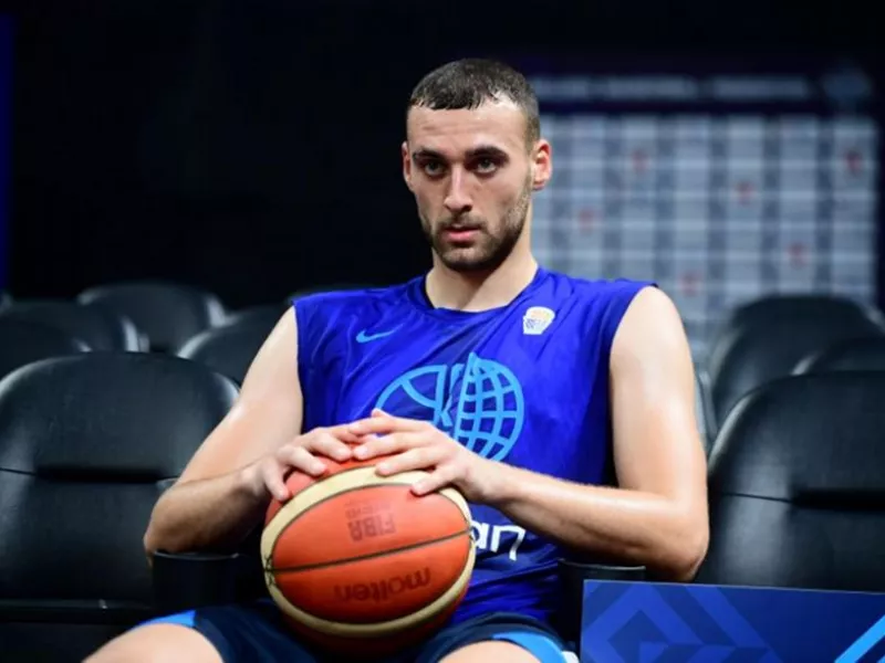 Νετζήπογλου στο sport-fm.gr: «Είμαι σαν σφουγγάρι για να πάρω όσα περισσότερα μπορώ»