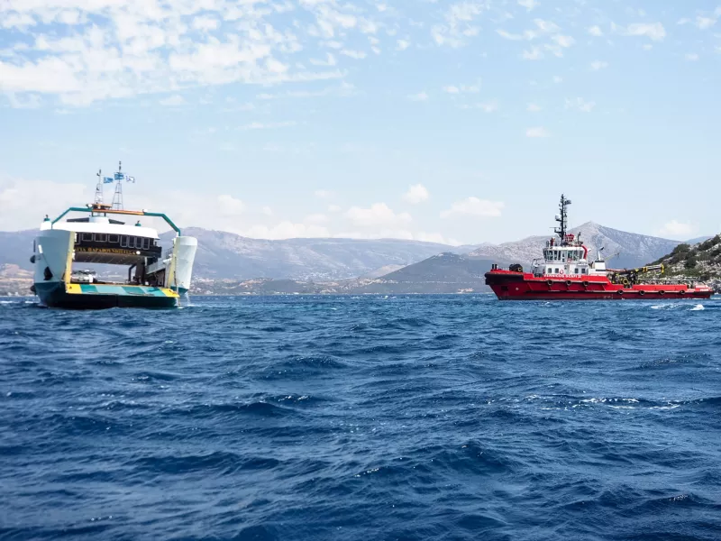 Εύβοια: Σε εξέλιξη η επιχείρηση αποκόλλησης του φέρι μποτ