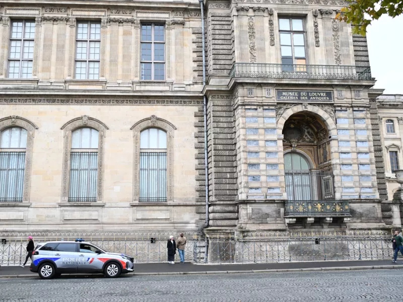 Περιπολικό στο Λούβρο