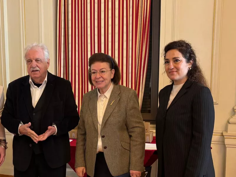 Μπένος, Μενδώνη, Χιώτη