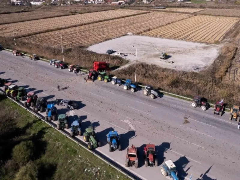 Θεσσαλονίκη: Μπλόκο πριν το αεροδρόμιο «Μακεδονία» αποφάσισαν οι αγρότες